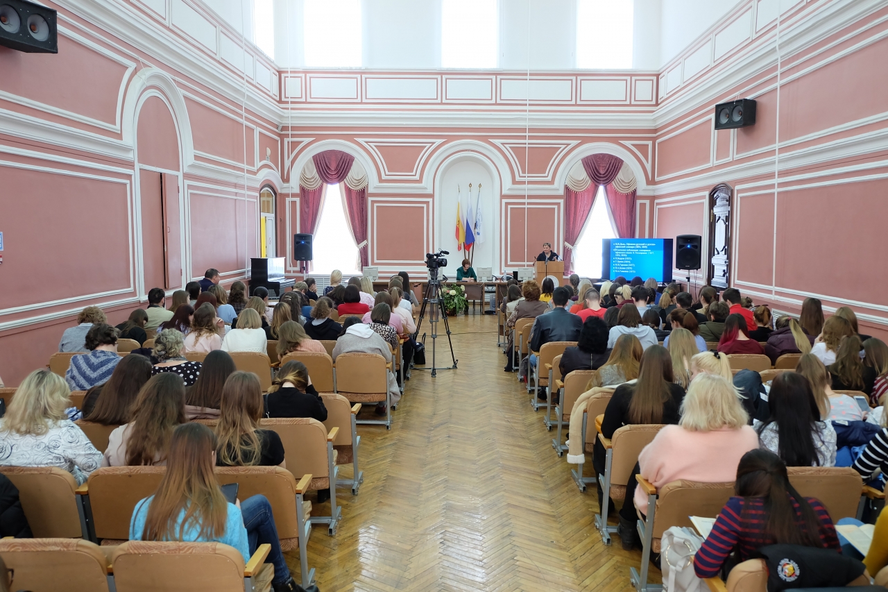 Ргу рязань факультеты и специальности. РГУ Рязань. Актовый зал РГГУ. РГГУ Рязань.